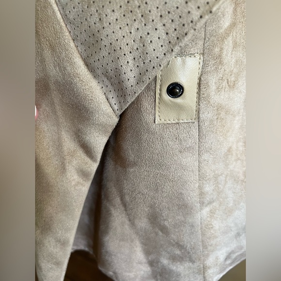 Kut from the Kloth Women’s XL Tan Wrap Vest with Pockets - Picture 6 of 11